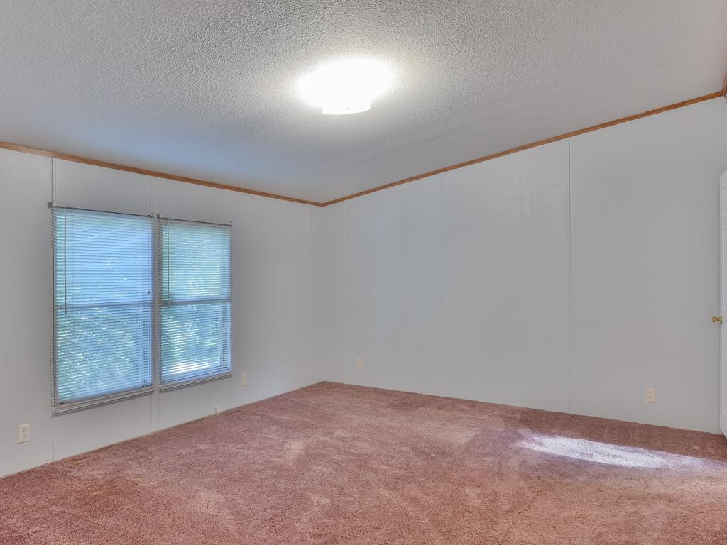 276-288 Rockingham Road Johnson City, TN 37615 - Photo 15 of 36 Master light and open vaulted