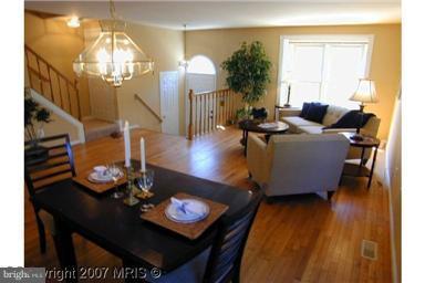 6355 English Ivy Way Springfield, VA 22152 - Photo 7 of 18 Living Room
