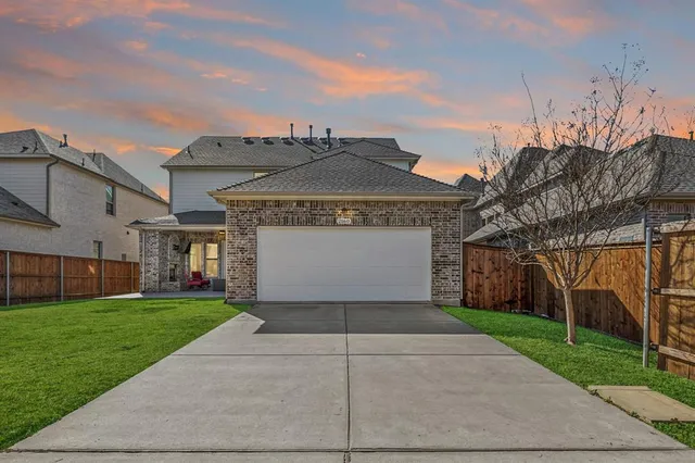 a view of a backyard with garden