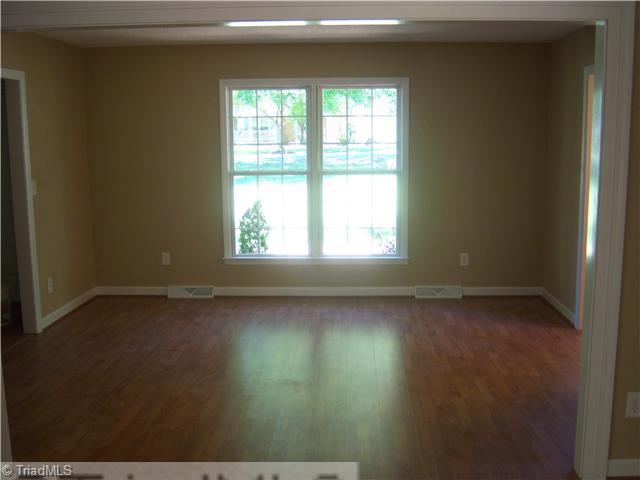 333 Barons Road Clemmons, NC 27012 - Photo 8 of 14 Living Room.