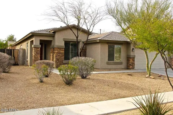 a view of a house with backyard