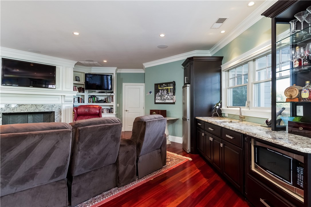 171 Eustis Avenue Newport, RI 02840 - Photo 28 of 39 Great Room/Family Room wet bar and some kitchen amenities for entertaining