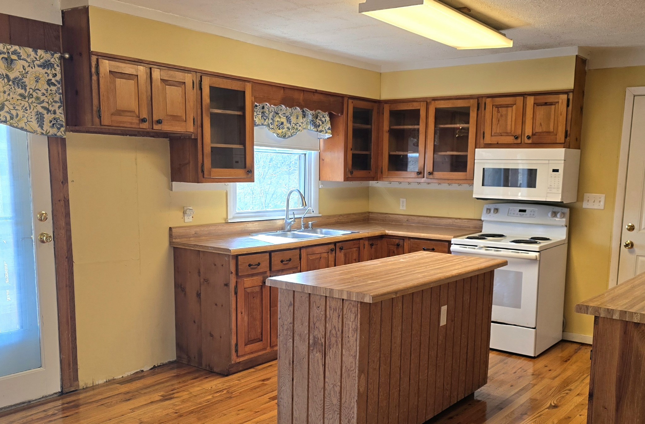 3467 Shouse Road Santa Fe, TN 38482 - Photo 20 of 55 a kitchen with stainless steel appliances granite countertop a sink stove and refrigerator
