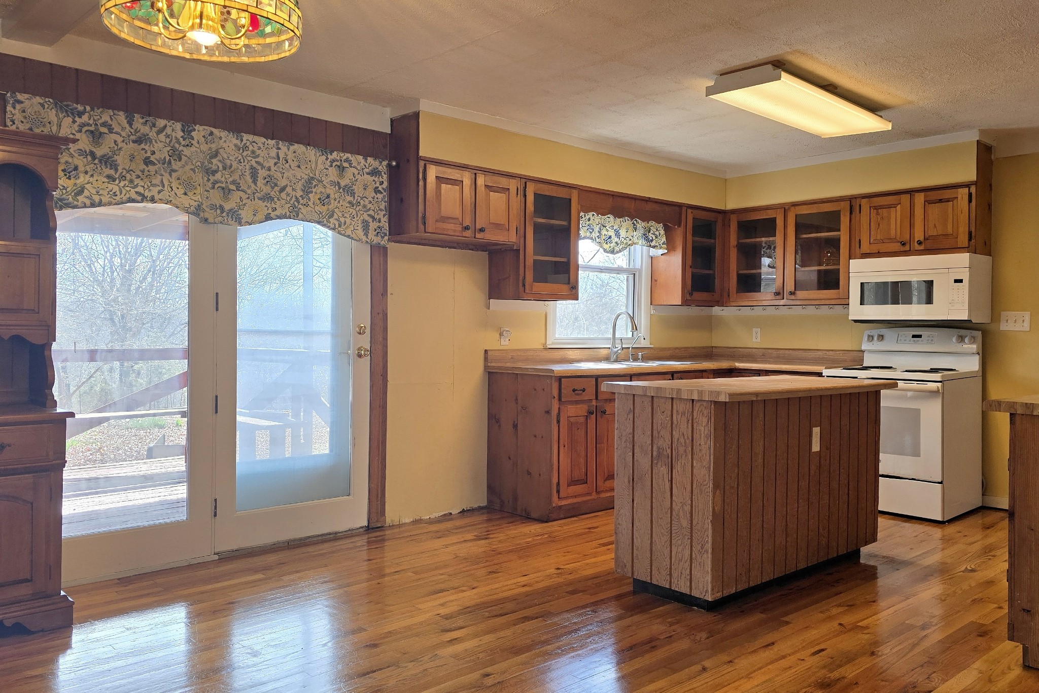3467 Shouse Road Santa Fe, TN 38482 - Photo 23 of 55 a kitchen with stainless steel appliances granite countertop a stove a sink and a refrigerator