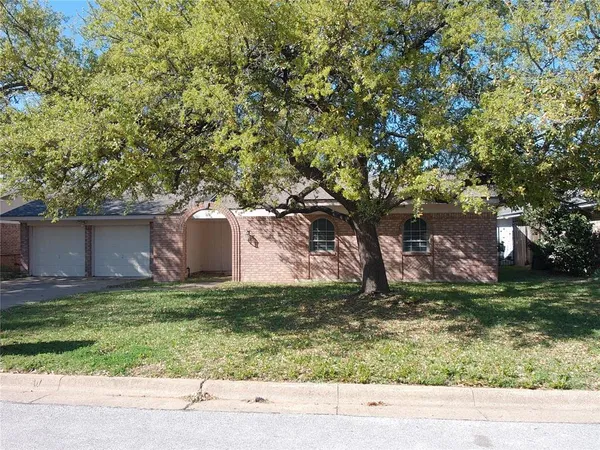 $1,750 | 1713 Princeton Drive, Arlington, TX 76015