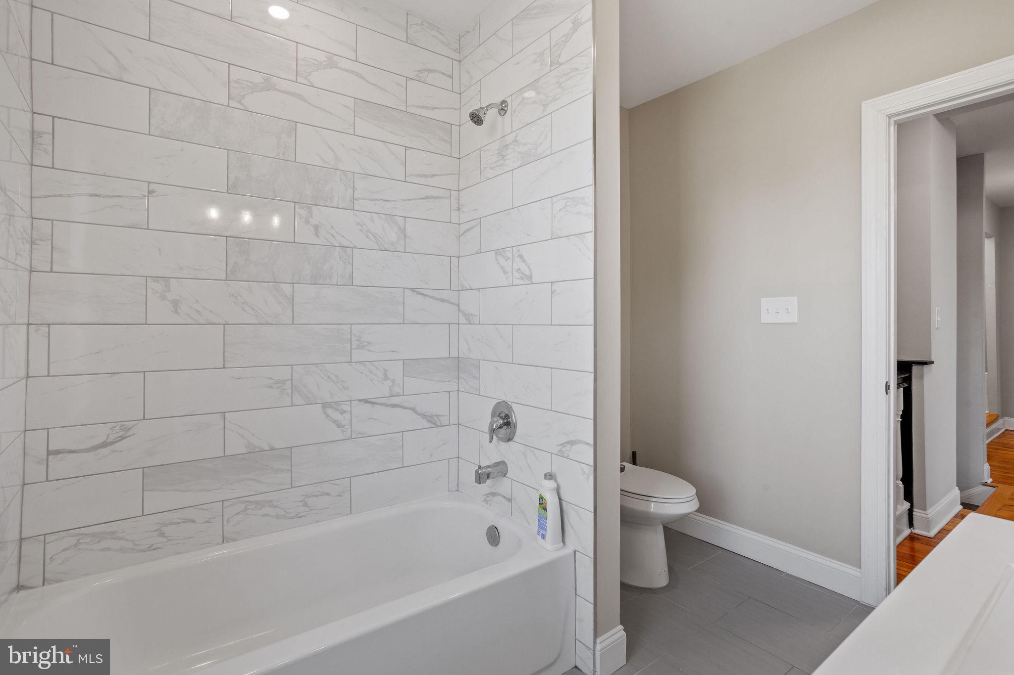 144 Snyder Place Moorestown, NJ 08057 - Photo 10 of 36 a bathroom with a bathtub and toilet