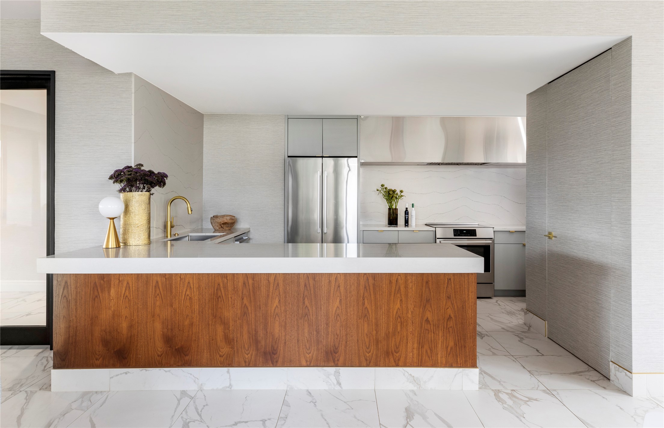 1111 Hermann Drive, Unit 28D Houston, TX 77004 - Photo 34 of 49 a kitchen with kitchen island a sink a stove and a refrigerator