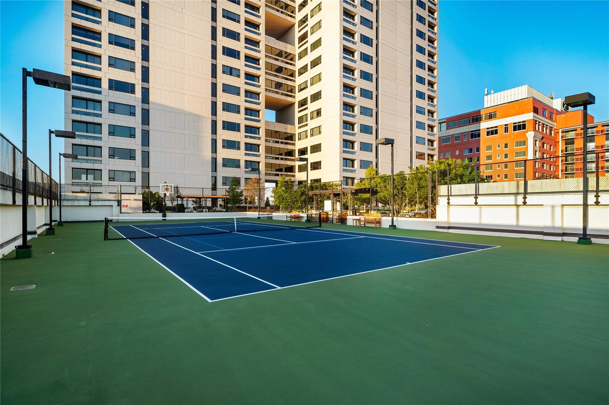 1111 Hermann Drive, Unit 28D Houston, TX 77004 - Photo 38 of 49 a view of a tennis ground with a large building