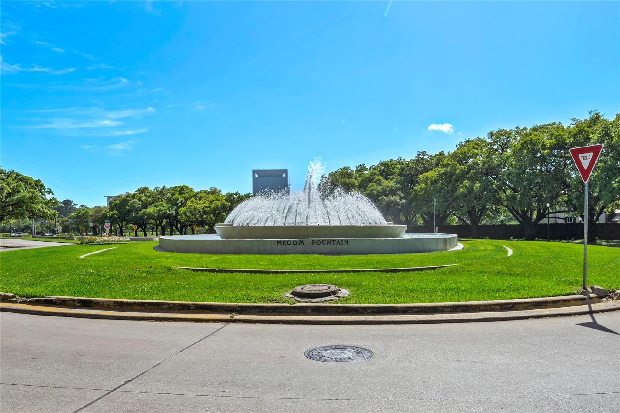 1111 Hermann Drive, Unit 28D Houston, TX 77004 - Photo 41 of 49 a front view of a house with a yard