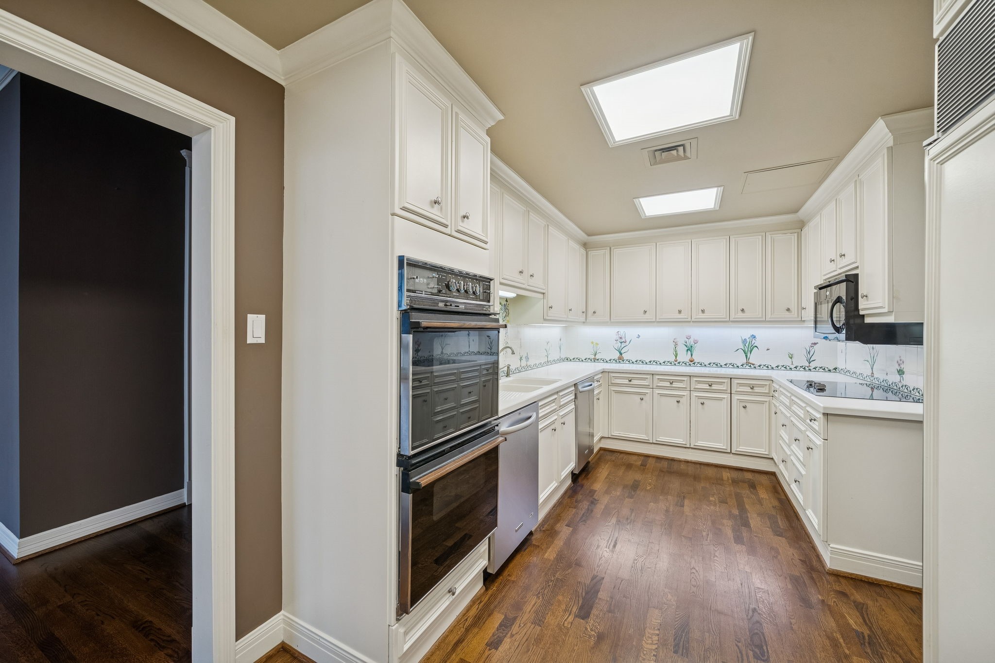 1111 Hermann Drive, Unit 28D Houston, TX 77004 - Photo 6 of 49 a kitchen with stainless steel appliances sink refrigerator and cabinets