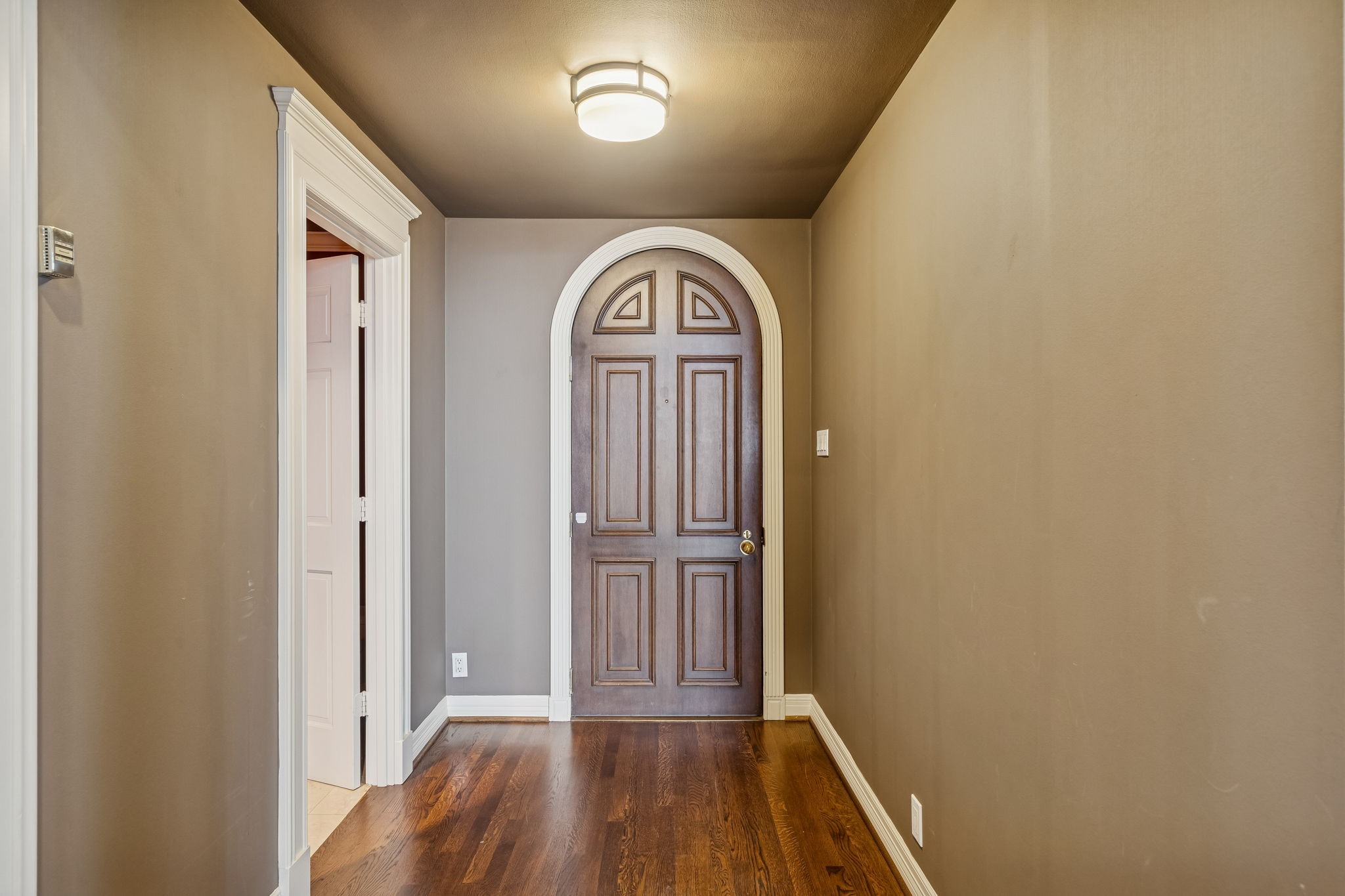 1111 Hermann Drive, Unit 28D Houston, TX 77004 - Photo 8 of 49 A refined foyer centered around an iconic curved French door, a hallmark of Warwick Towers’ design.