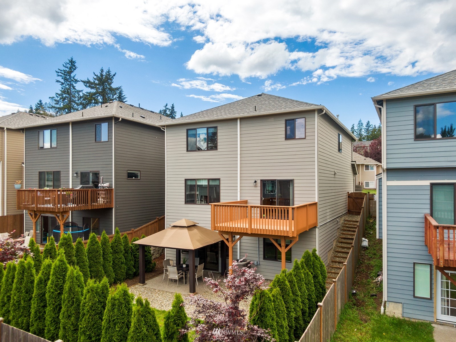 20527 Richmond Road Bothell, WA 98012 - Photo 34 of 40 a backyard of a house with table and chairs