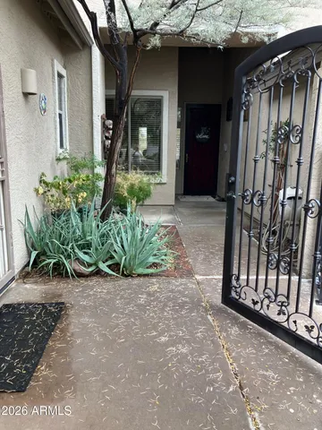 a view of a entrance of the house