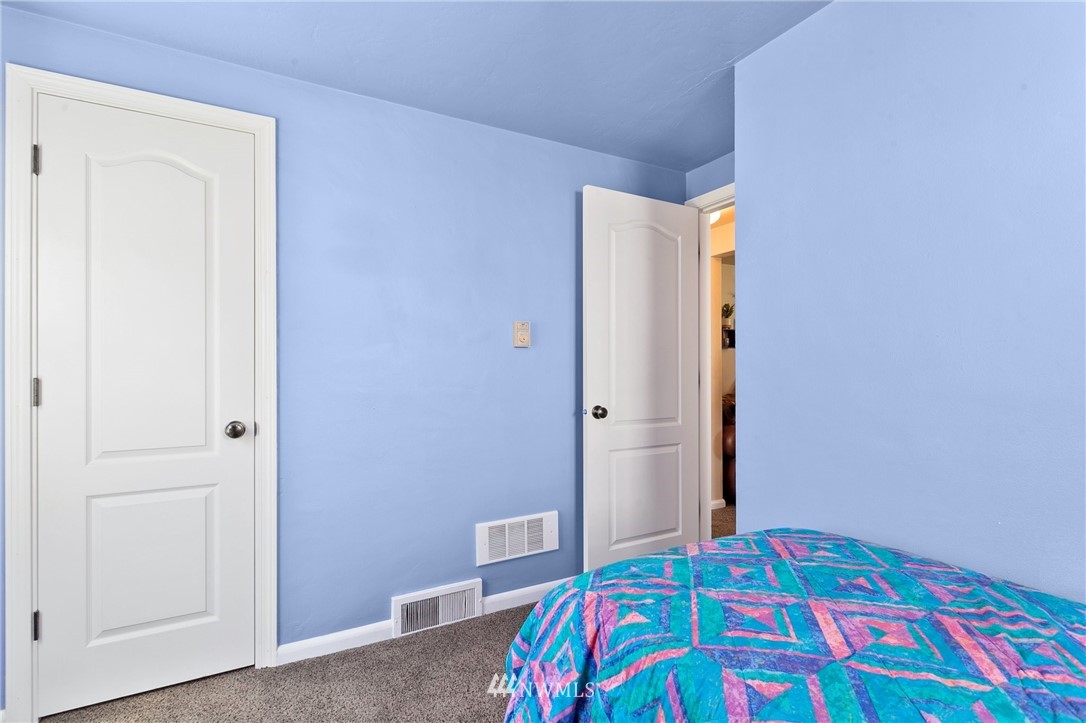 476 Bronson Way Northeast Renton, WA 98056 - Photo 12 of 18