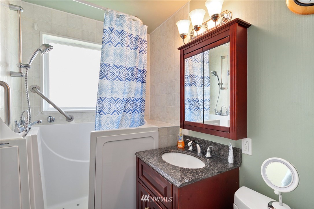 476 Bronson Way Northeast Renton, WA 98056 - Photo 13 of 18