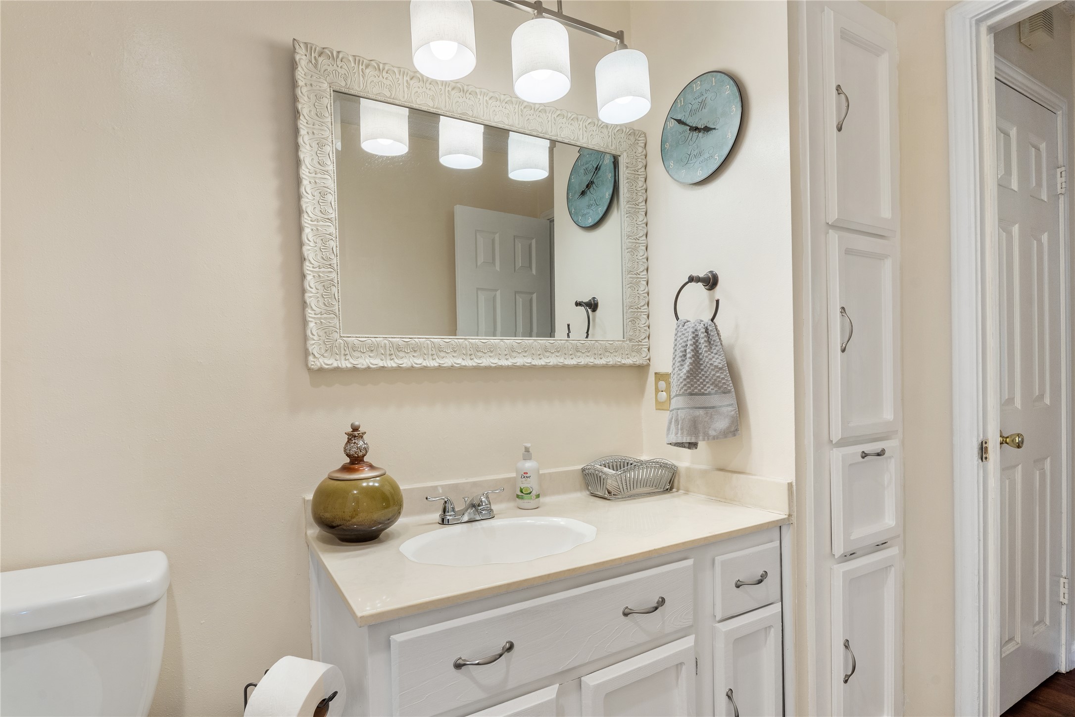 1606 Middleway Road Pflugerville, TX 78660 - Photo 21 of 34 First Floor Bathroom