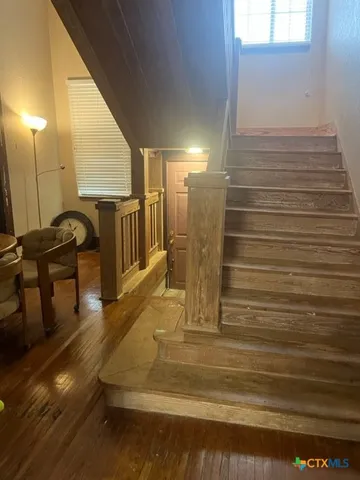 a view of lobby with livingroom