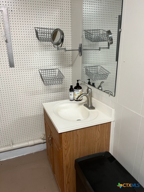 508 East Courthouse Street Cuero, TX 77954 - Photo 7 of 10 a bathroom with a sink and a mirror
