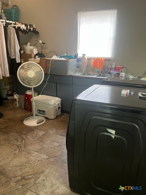 508 East Courthouse Street Cuero, TX 77954 - Photo 9 of 10 a bathroom with a sink and a mirror