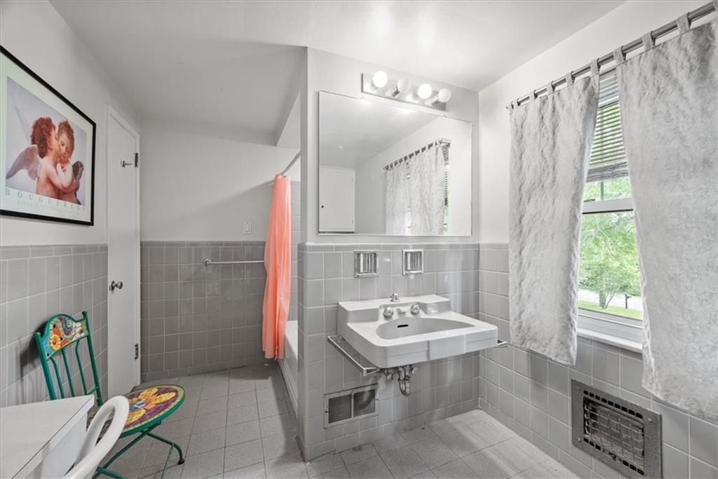 406 Fox Chapel Road Pittsburgh, PA 15238 - Photo 34 of 49 2nd floor hall bathroom