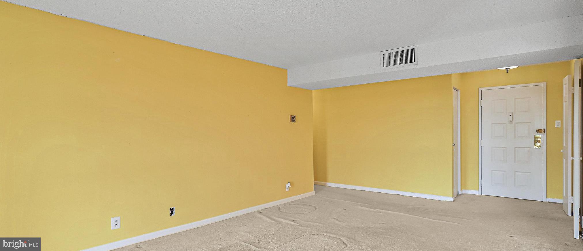 6800 Fleetwood Road, Unit 1101 McLean, VA 22101 - Photo 6 of 31 Living Room