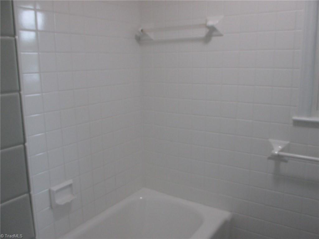 409 Price Road Lexington, NC 27295 - Photo 11 of 30 BATHROOM