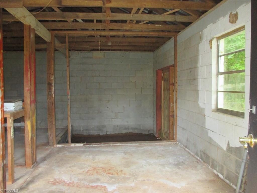 409 Price Road Lexington, NC 27295 - Photo 21 of 30 ADDITIONAL INTERIOR VIEW