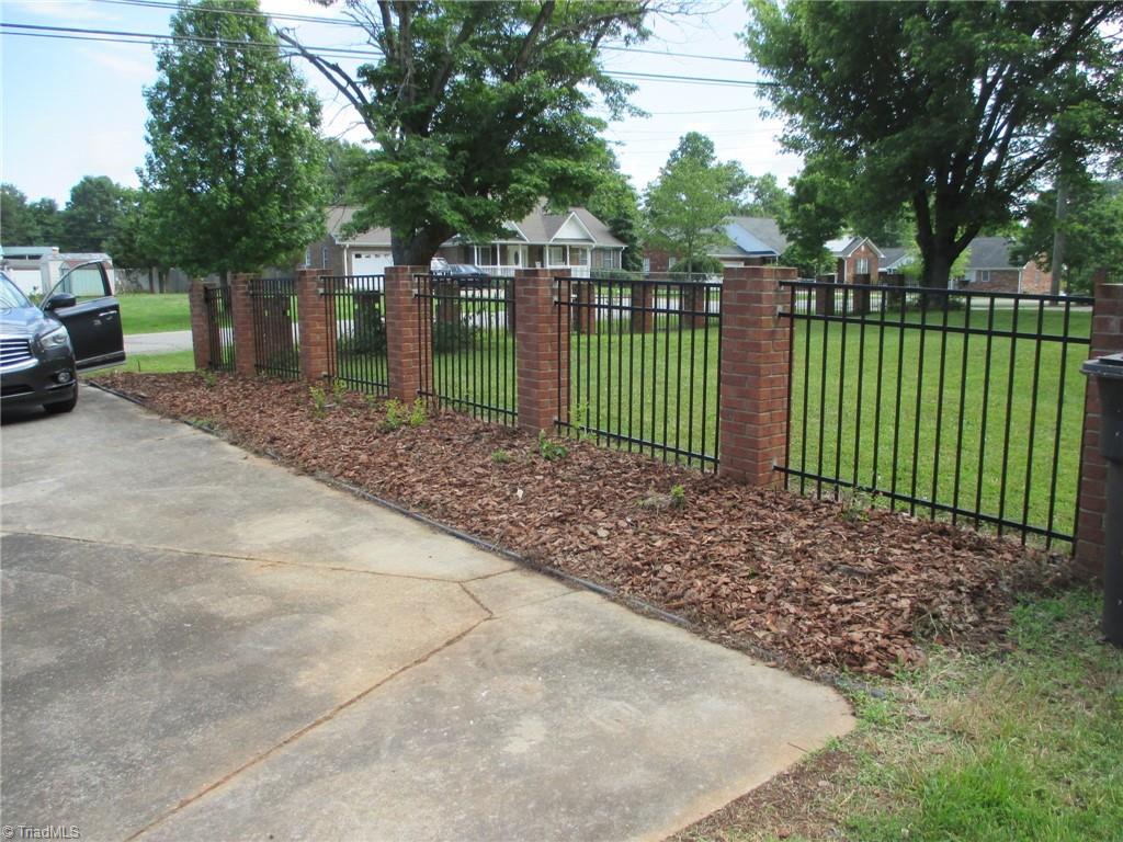 409 Price Road Lexington, NC 27295 - Photo 24 of 30 FRONT YARD FENCING
