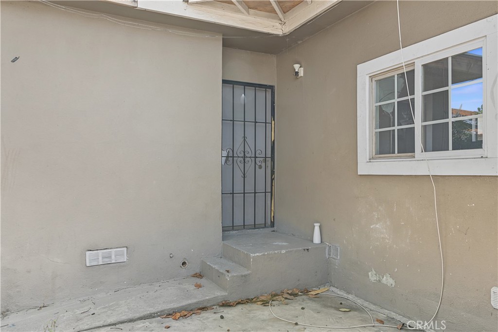 2829 South Rimpau Boulevard Los Angeles, CA 90016 - Photo 18 of 31 Duplex Unit Entrance