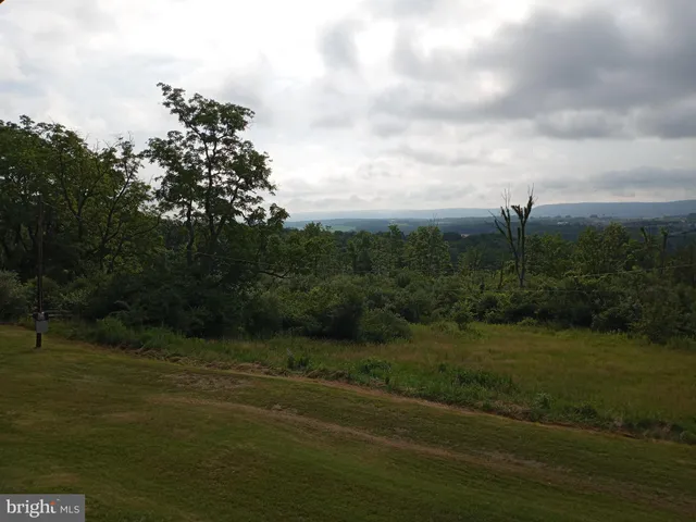 a view of a house with backyard