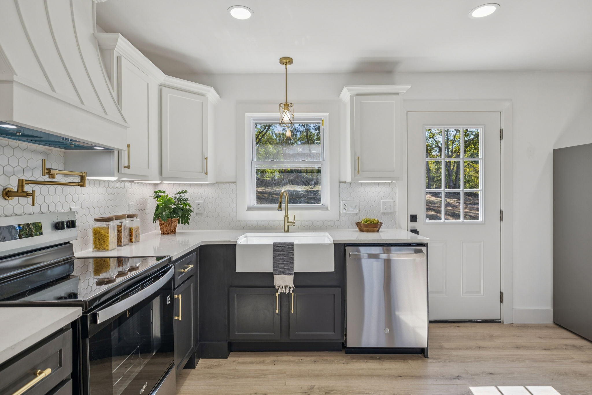 116 Ridgecrest Drive Hendersonville, TN 37075 - Photo 17 of 38 a kitchen with stainless steel appliances a sink stove and cabinets
