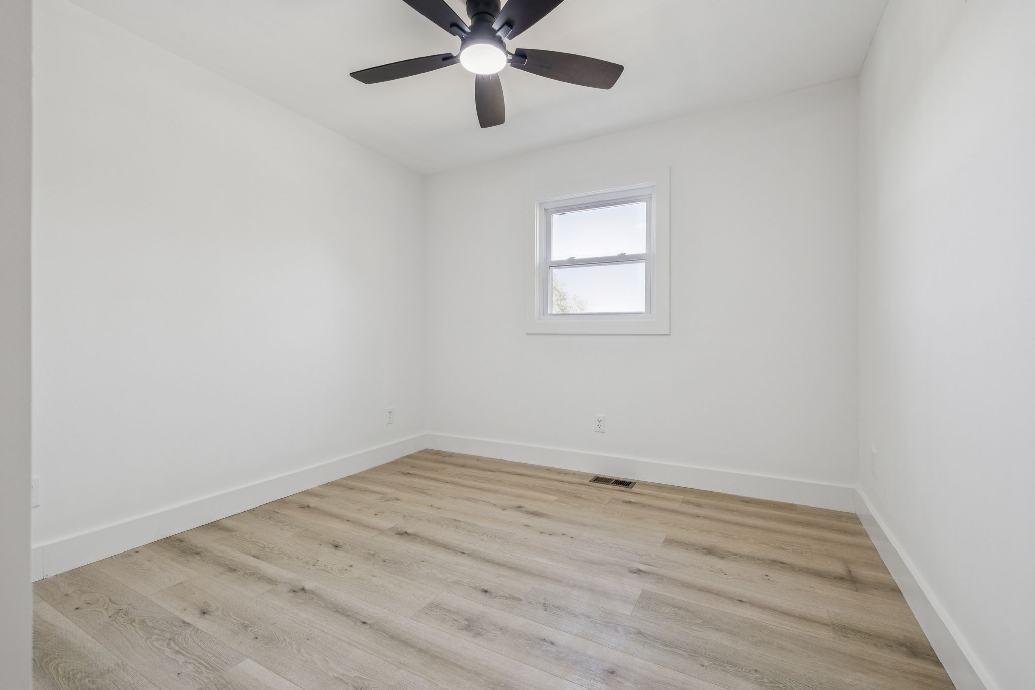 116 Ridgecrest Drive Hendersonville, TN 37075 - Photo 23 of 38 an empty room with a window and ceiling fan