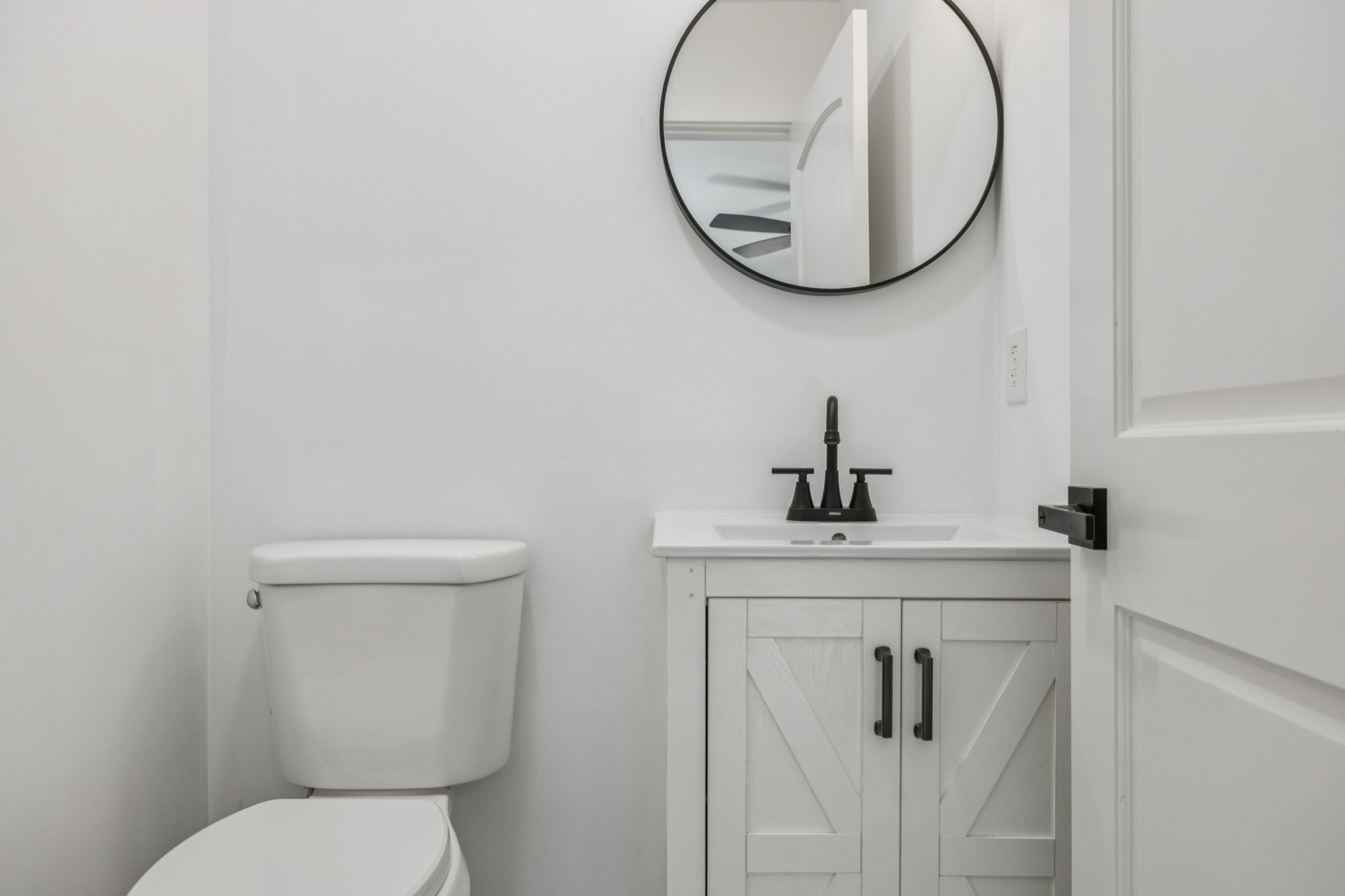 116 Ridgecrest Drive Hendersonville, TN 37075 - Photo 28 of 38 a bathroom with a toilet a sink and mirror