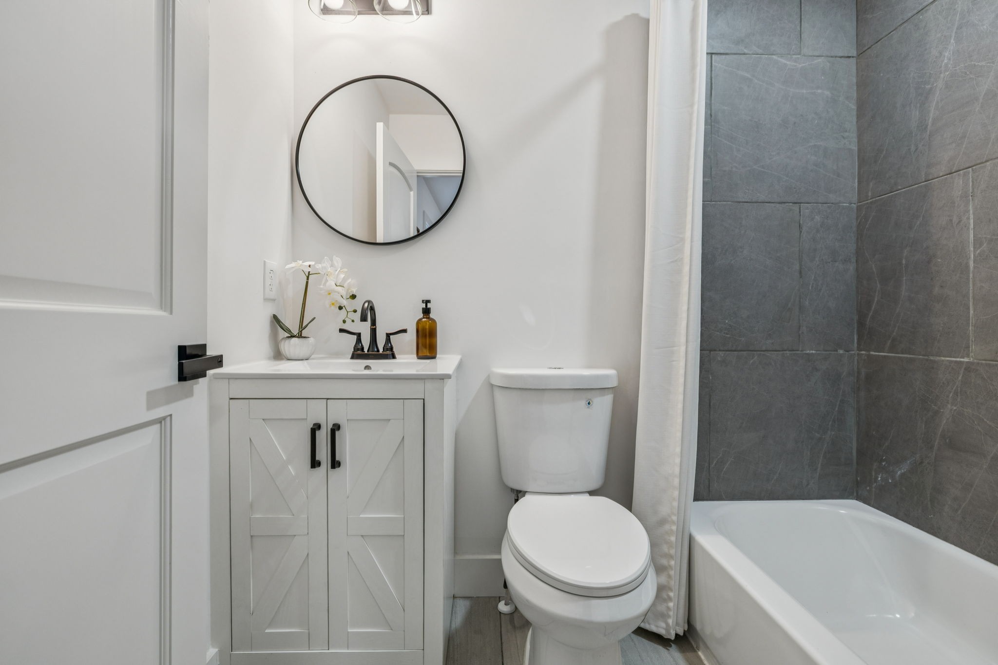 116 Ridgecrest Drive Hendersonville, TN 37075 - Photo 32 of 38 a bathroom with a toilet sink vanity tub and mirror