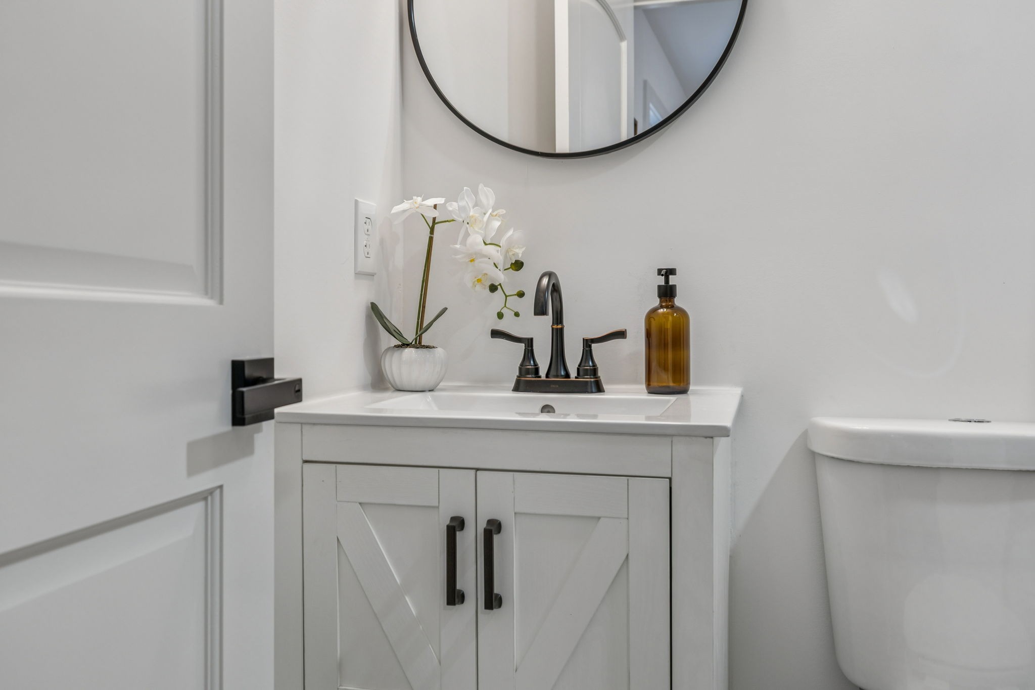 116 Ridgecrest Drive Hendersonville, TN 37075 - Photo 33 of 38 a bathroom with a sink and mirror