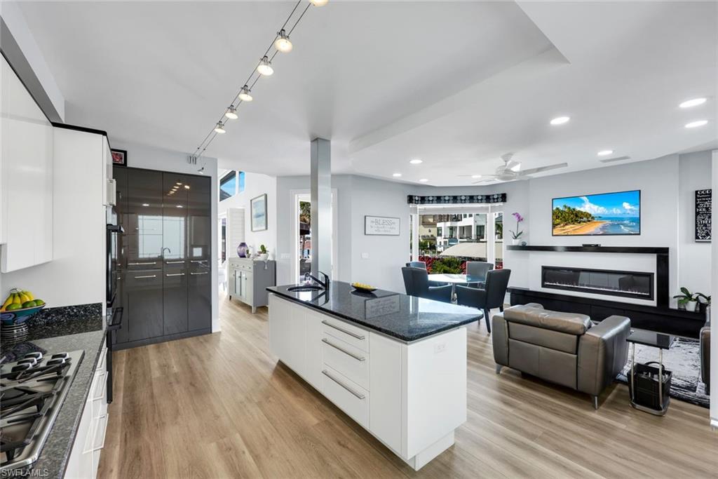 375 Germain Avenue Naples, FL 34108 - Photo 11 of 48