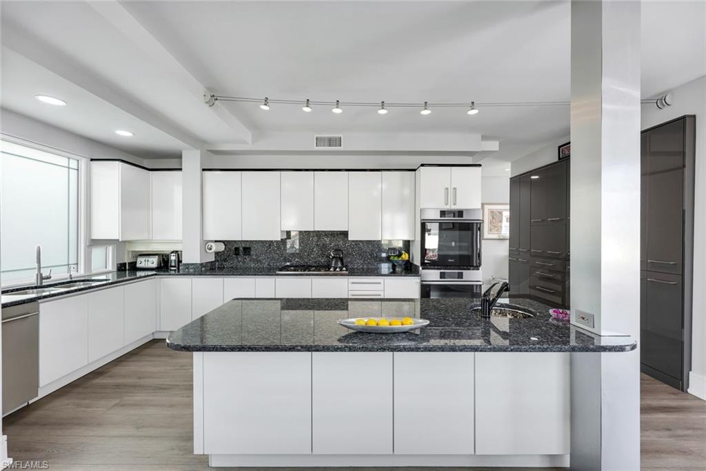 375 Germain Avenue Naples, FL 34108 - Photo 10 of 48