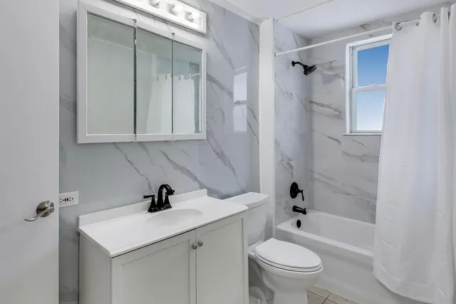 $475,000 | 1638 Oakwood Avenue, Des Plaines, IL 60016