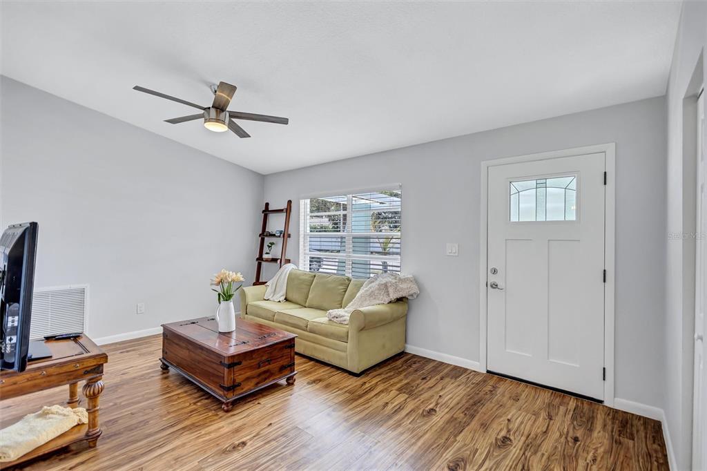 504 7th Street Southeast Largo, FL 33771 - Photo 7 of 29
