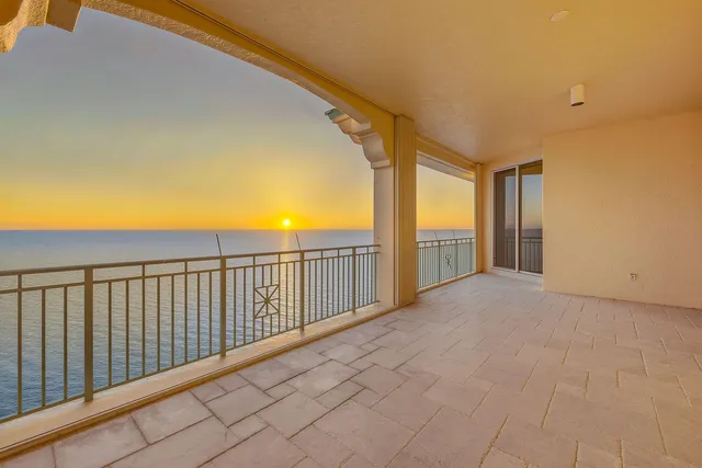 a view of entryway with a garden