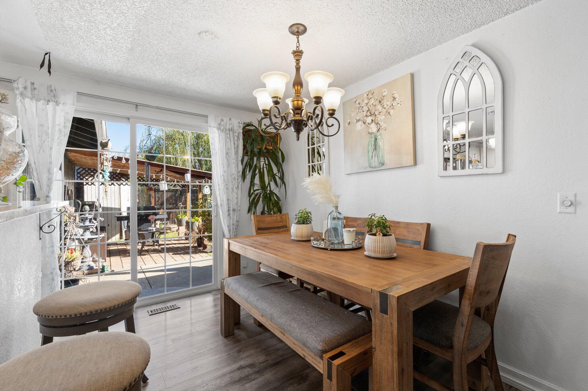 2020 Delta Waters Road Medford, OR 97504 - Photo 10 of 29 Dinning room