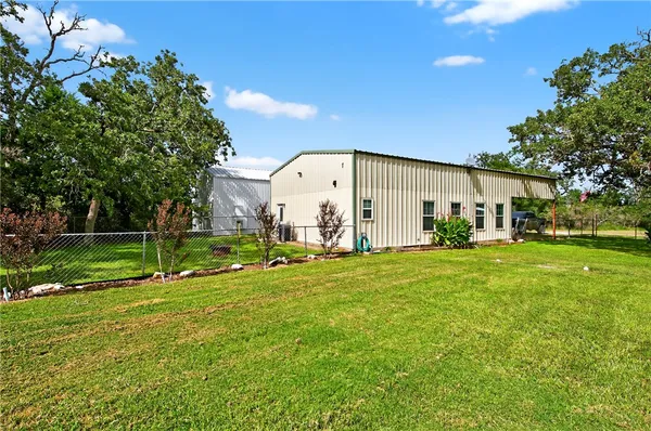 a view of a house with backyard
