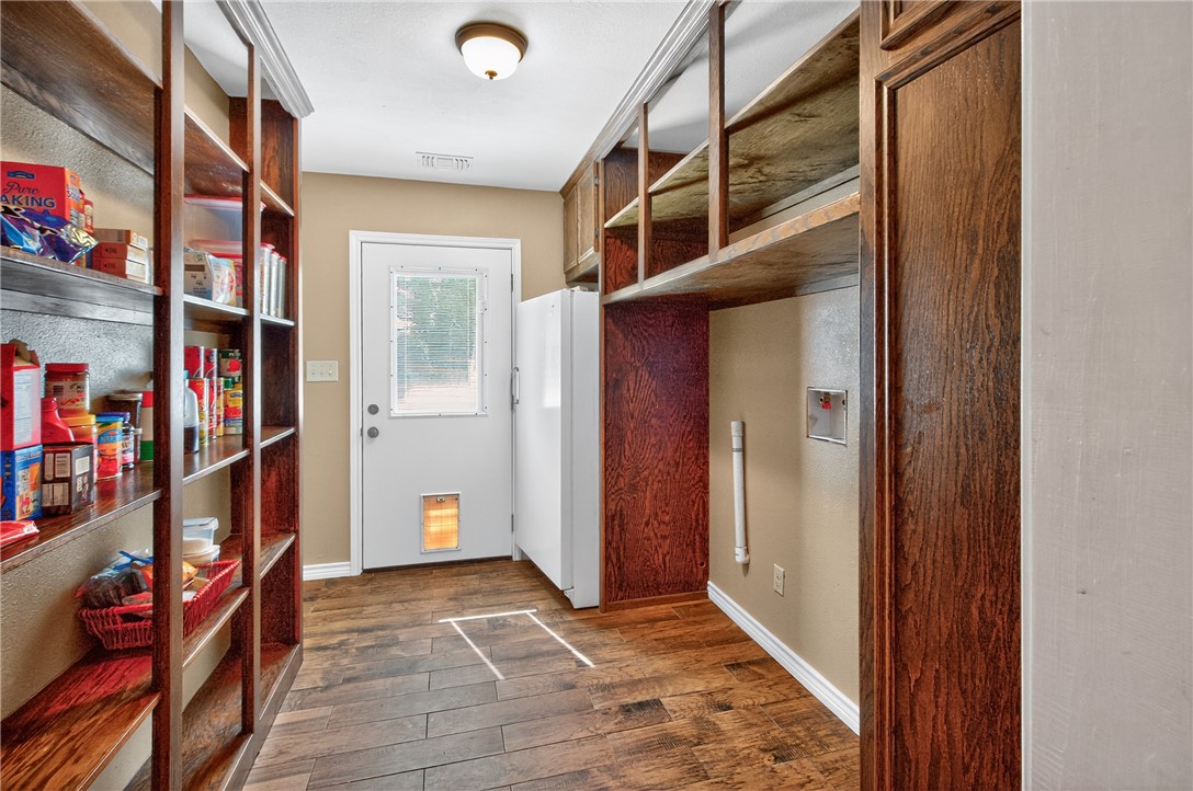 409 Ripple Creek Lane Somerville, TX 77879 - Photo 28 of 33 a view of walk in closet