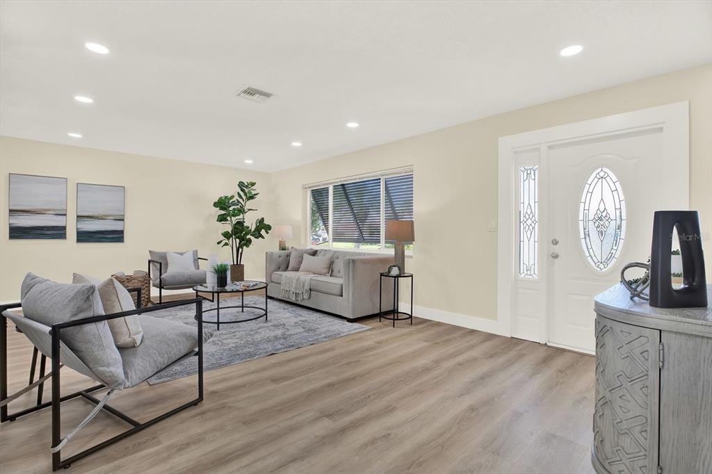 11628 Grove Street Seminole, FL 33772 - Photo 5 of 34