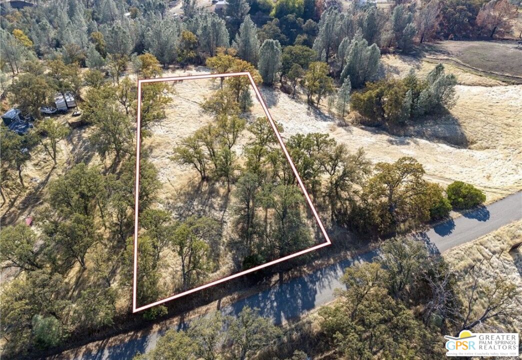 17333 Wagonwheel Road Corning, CA 96021 - Photo 6 of 12 a view of balcony with wooden floor