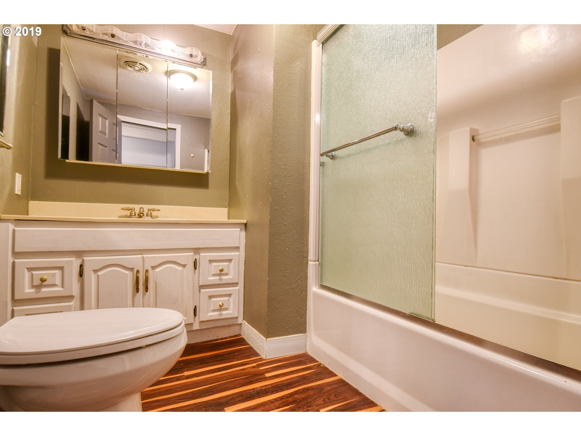 2811 Northeast Riverside Avenue Pendleton, OR 97801 - Photo 16 of 32 a bathroom with a toilet a sink and bathtub