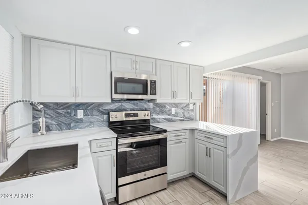 $2,800 | 14237 North 41st Drive, Phoenix, AZ 85053