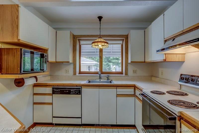 11323 Inkster Road Livonia, MI 48150 - Photo 9 of 24 Lots of counter space