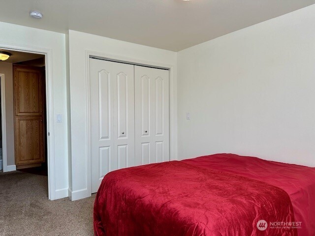 1548 River Road, Unit 105 Longview, WA 98632 - Photo 11 of 25 a spacious bedroom with a bed and a closet