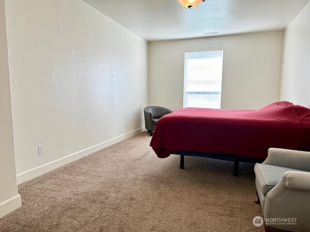 1548 River Road, Unit 105 Longview, WA 98632 - Photo 14 of 25 a room with a bed and a window